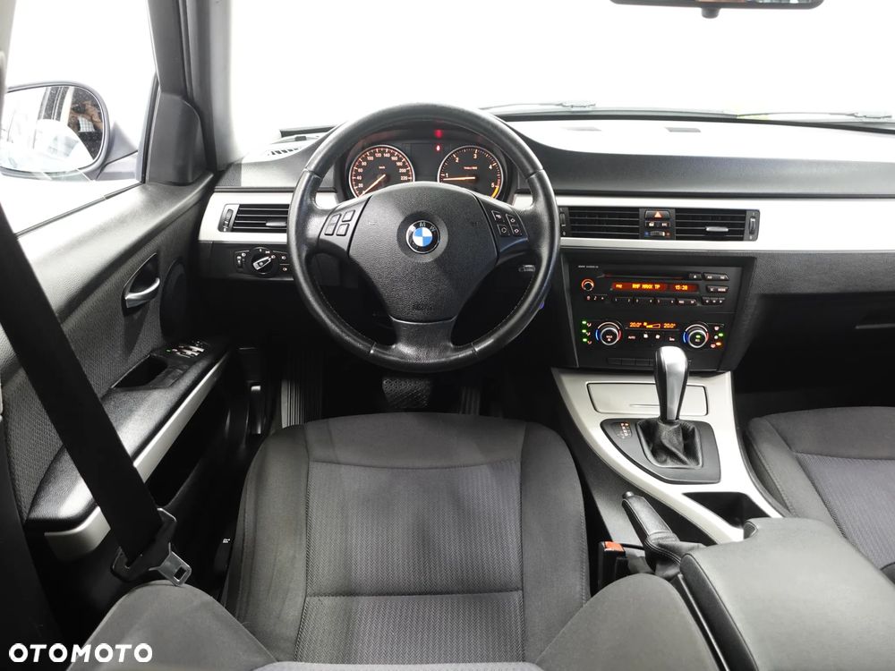 BMW Seria 3 320d xDrive DPF - 28