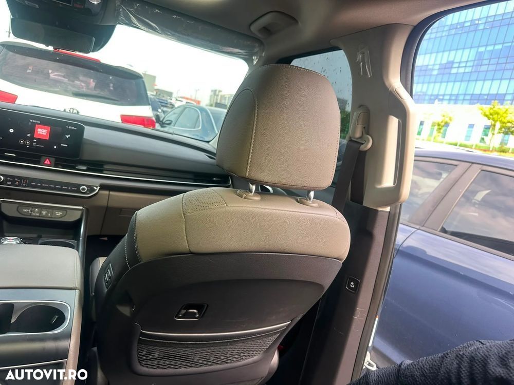 Kia Carnival - 17
