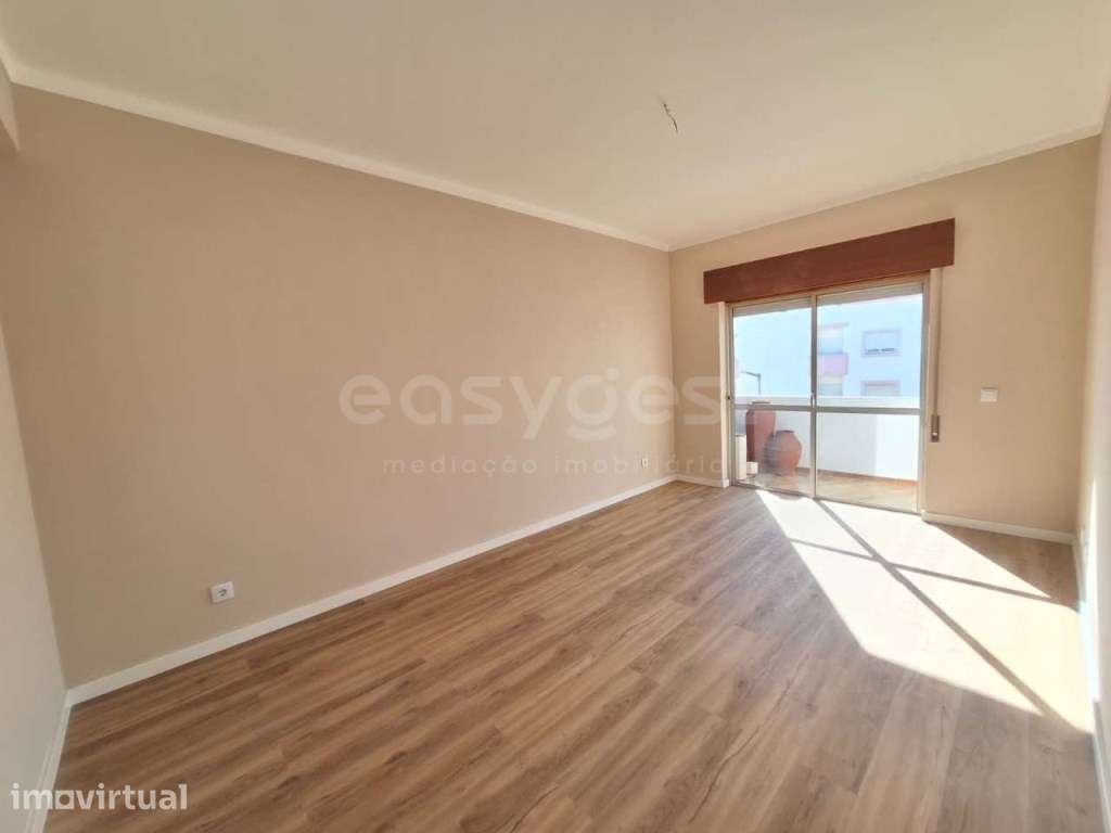 Apartamento T2 totalmente remodelado, a escassos metros do centro d... - Grande imagem: 2/14