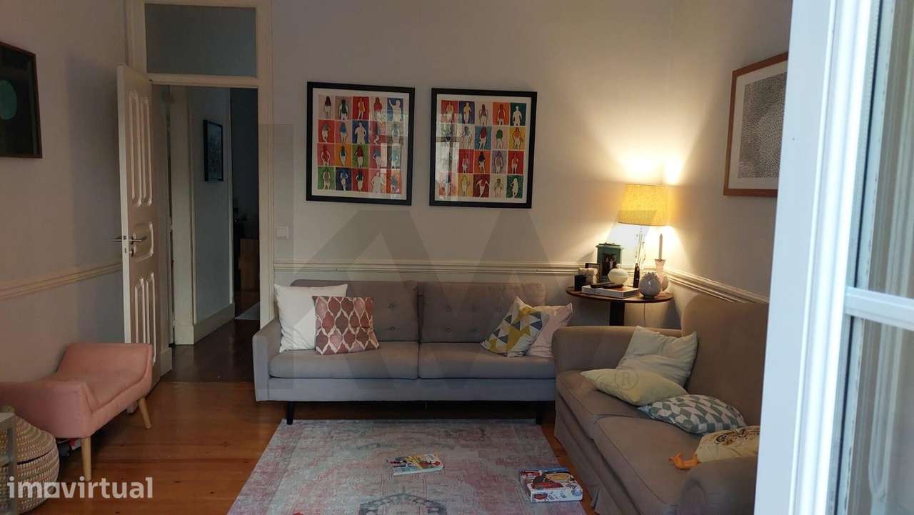 Apartamento em Edifício de traça antiga, com logradouro de 30m2 - Grande imagem: 2/24