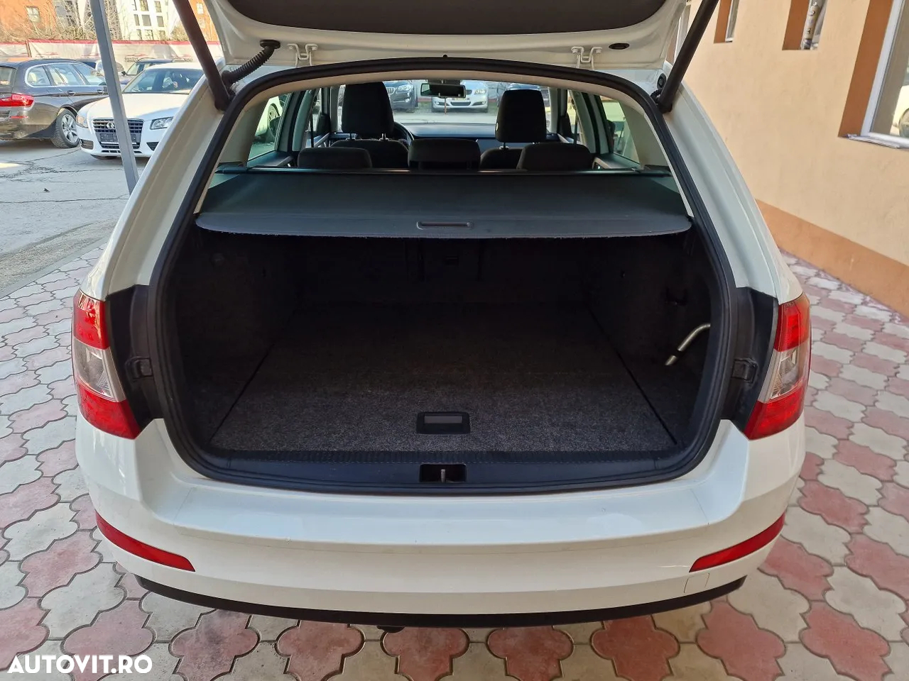 Skoda Octavia Combi 2.0 TDI DSG Edition - 11