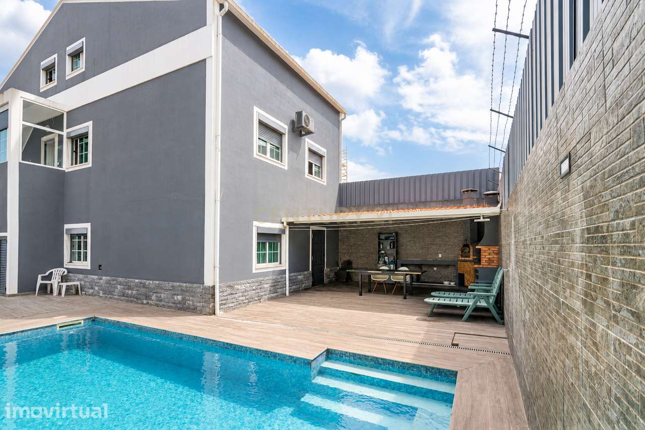 Moradia T4 com piscina e garagem junto às Colinas do Cruzeiro - Grande imagem: 2/48