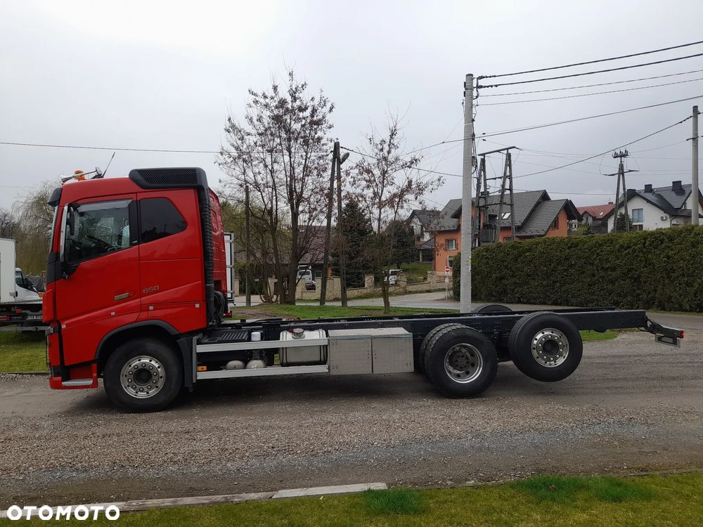 Volvo FH 16 650koni 6x2 OŚ SKRĘTNA PODNOSZONA // JEDYNY TAKI// RAMA DO ZABUDOWY// HDS dzwig żuraw do lasu drewna tarcicy // DO ŻYWCA// asenizacyjny// HOLOWNIK// FULL opcja ze SZWAJCARI - 1