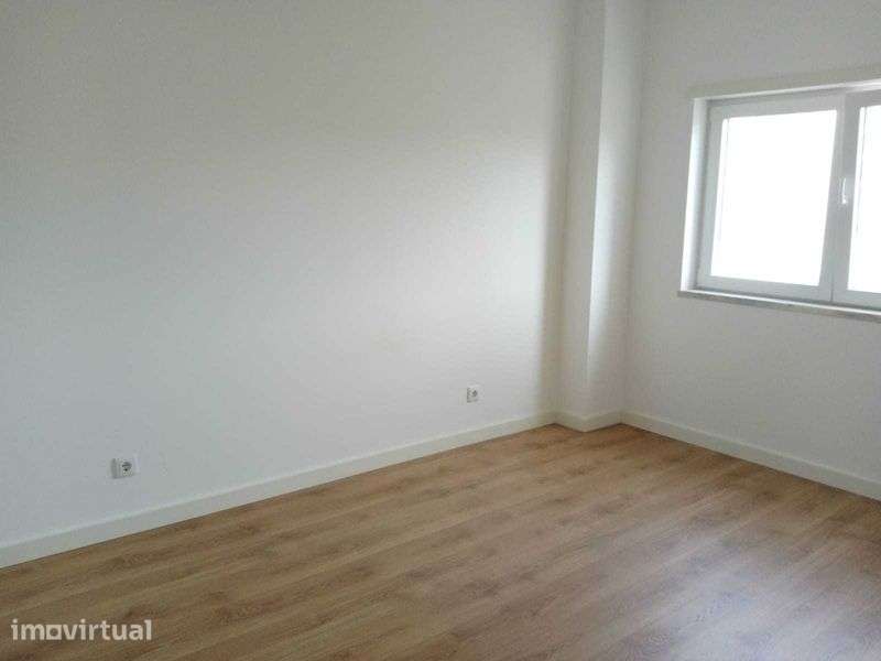 Arrenda-se Apartamento T2- Feijó junto ao Almar - Grande imagem: 4/9