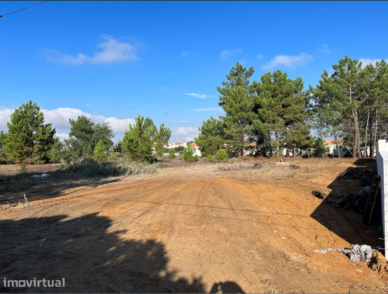 Terreno Ubano 2000m2 com projecto de 2 moradias bifamiliares - Grande imagem: 2/6