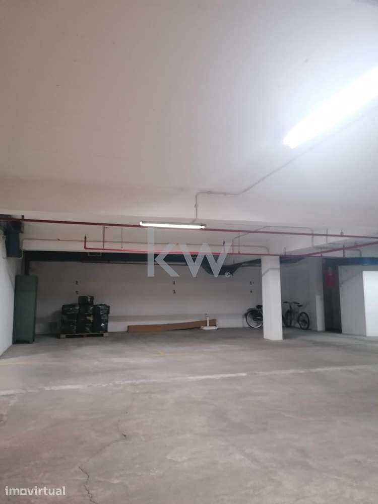 Vende-se lugar de estacionamento, com 12,5m2, na Av. Columbano Bordalo - Grande imagem: 2/6