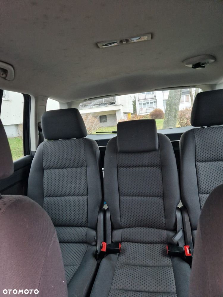 Volkswagen Touran - 12