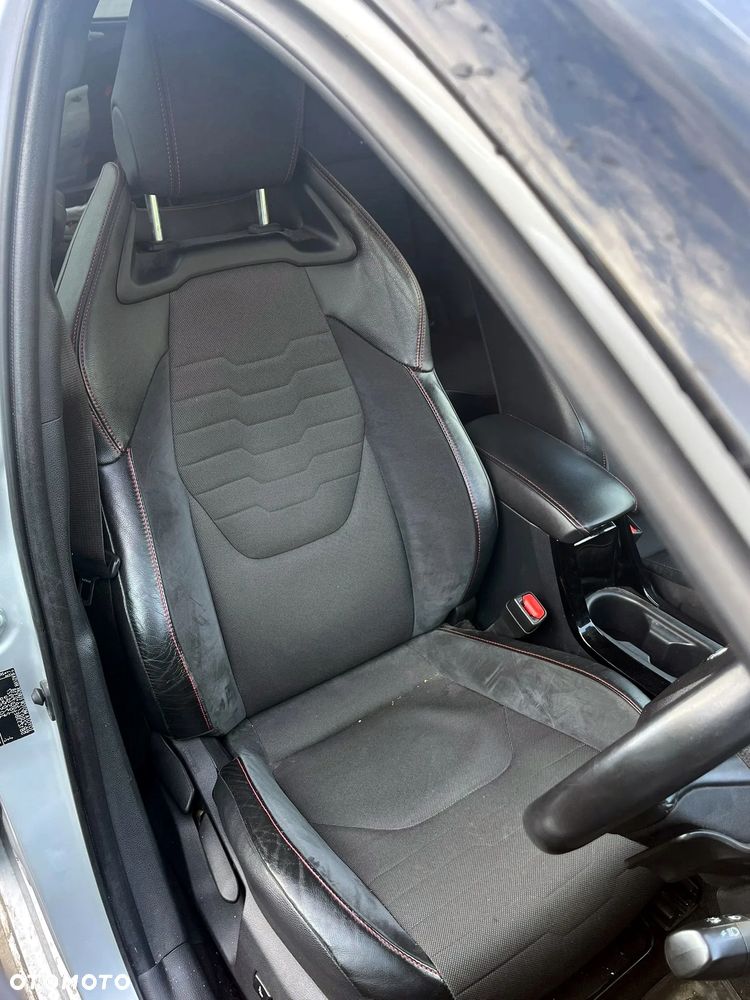 Toyota Corolla 2.0 Hybrid GR Sport Dynamic - 12