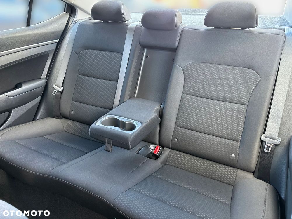 Hyundai Elantra 1.6 Comfort - 16