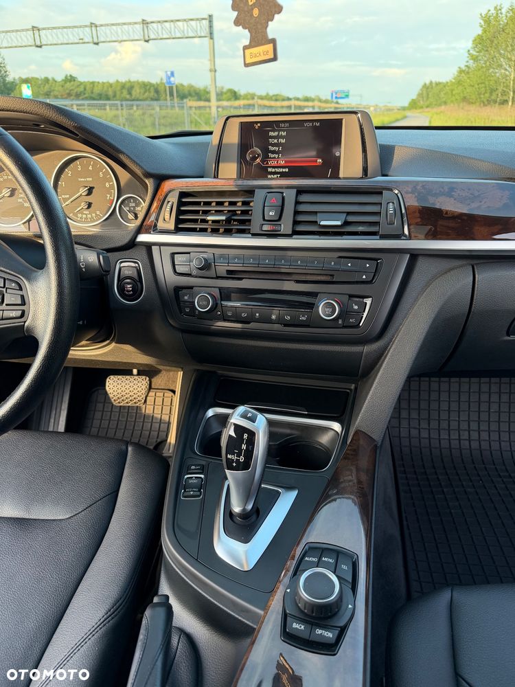 BMW Seria 3 320i - 13