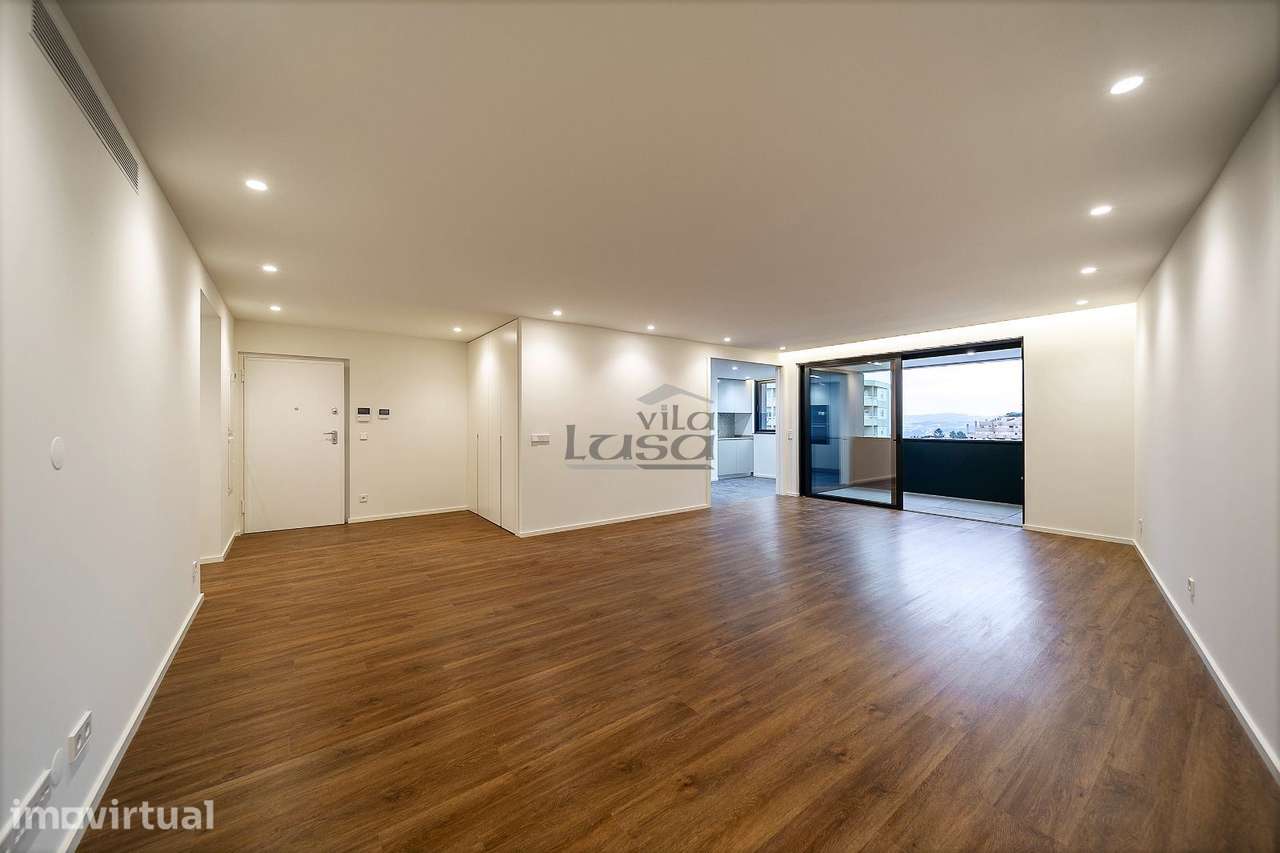 Apartamento T3 com Varanda e 2 Lugares de Garagem na Avenida da Rep... - Grande imagem: 2/30