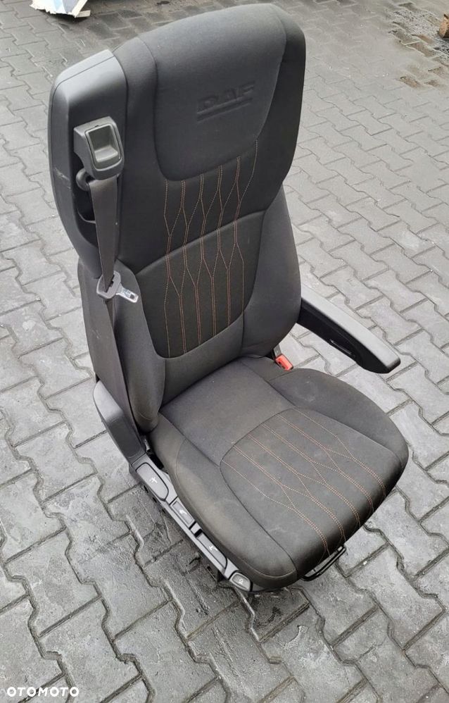 FOTEL PNEUMATYCZNY PASAŻERA PRAWY DAF XF 106 - 2