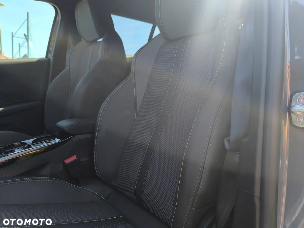 Peugeot 2008 Hybrid 136 e-DSC GT - 6
