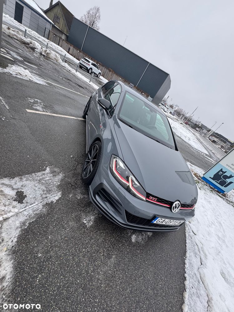Volkswagen Golf - 1