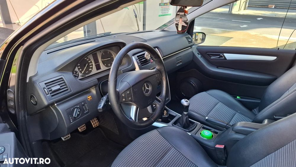 Mercedes-Benz B - 12