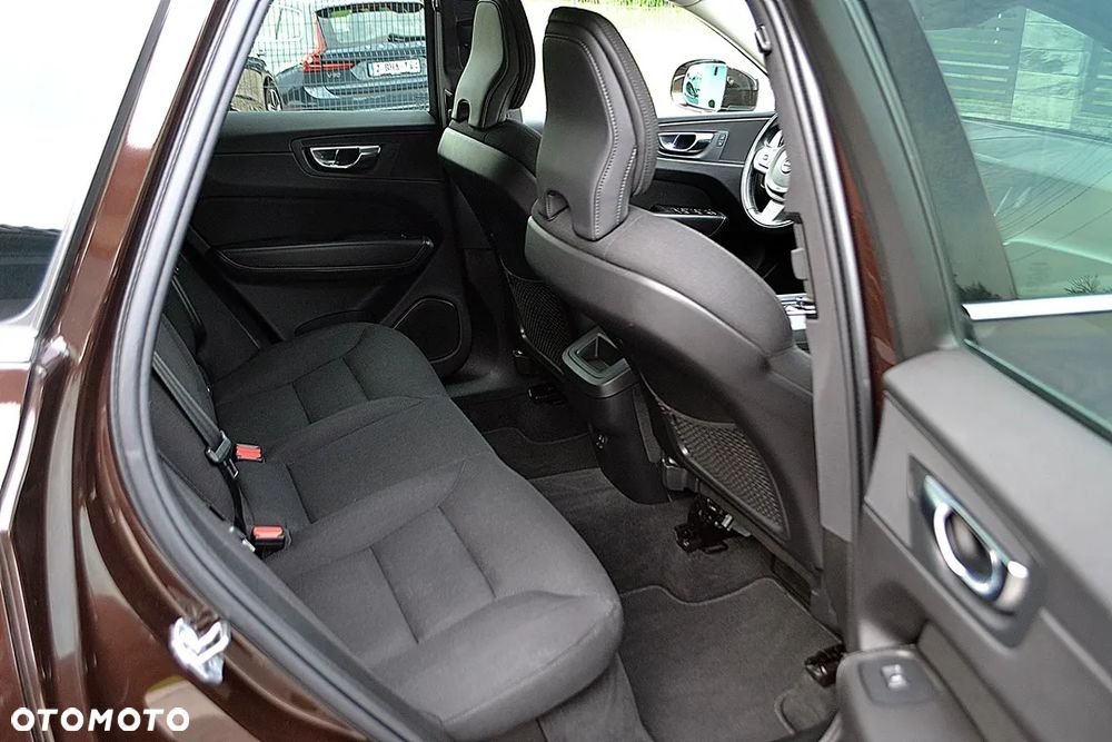 Volvo XC 60 B4 D Momentum Pro - 16
