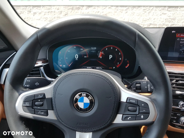 BMW Seria 5 530i xDrive GPF Luxury Line sport