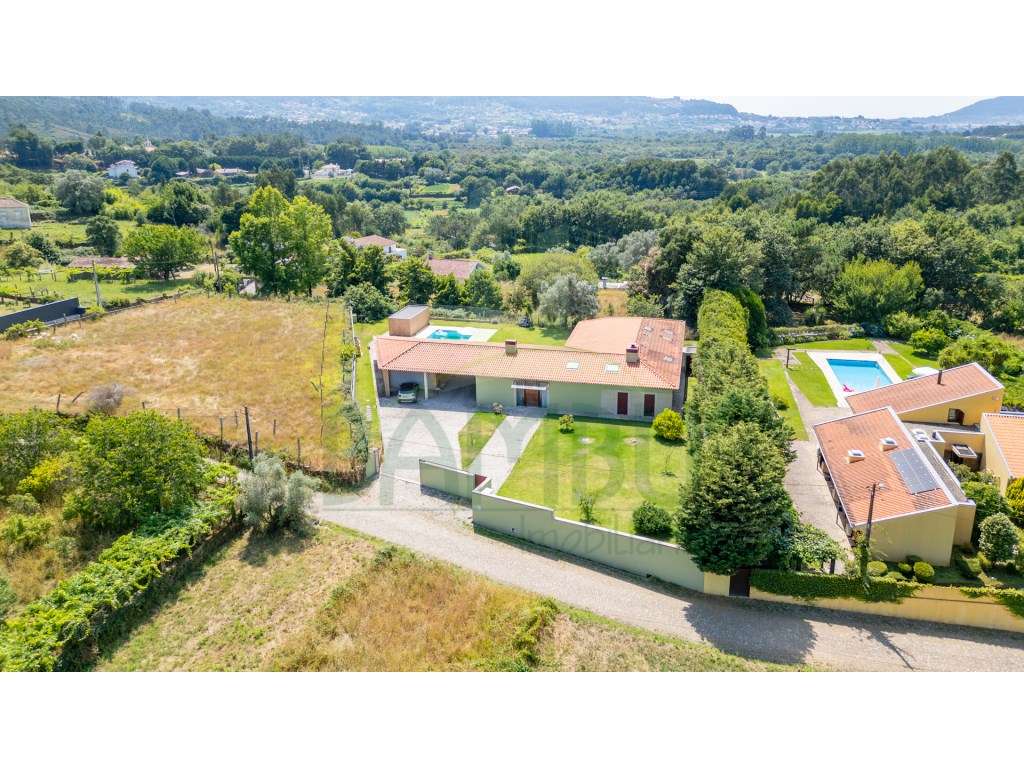 Moradia T4 térrea, com piscina, inserida em terreno com 1.718m2 - Grande imagem: 4/20
