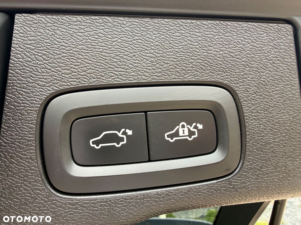 Volvo XC 60 B4 D Plus Dark - 38