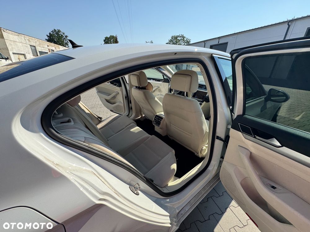 Volkswagen Passat 2.0 TDI SCR Comfortline - 12