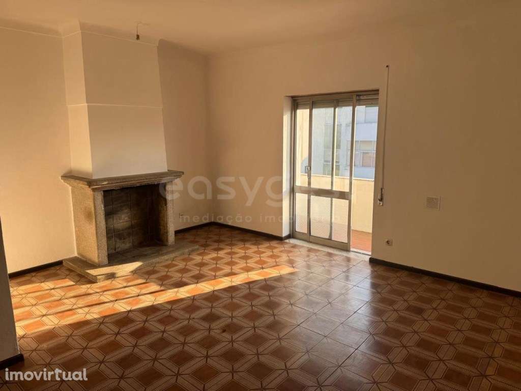 Apartamento T3 , zona privilegiada, na principal artéria da cidade - Grande imagem: 3/19