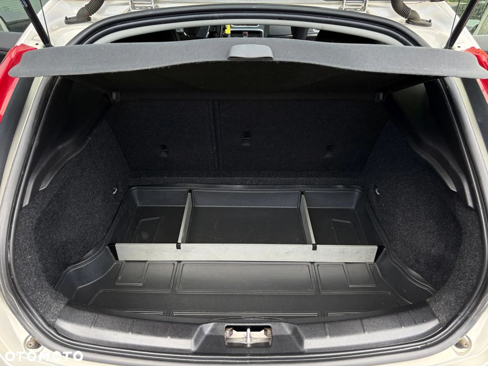 Volvo V40 D4 Geartronic Momentum - 36