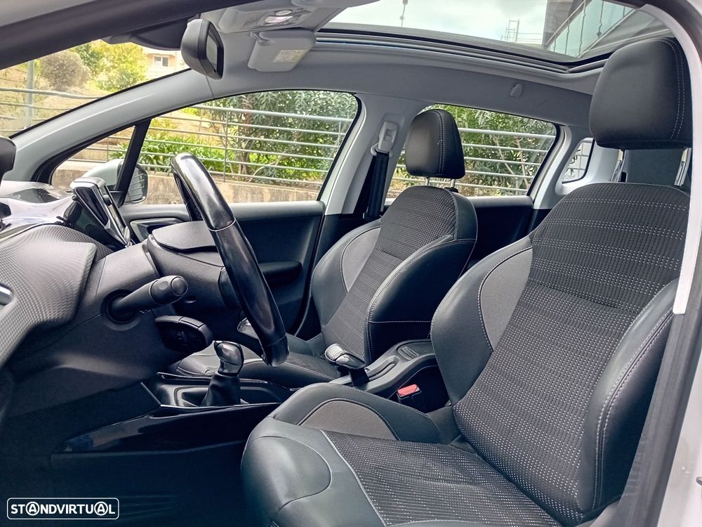 Peugeot 2008 1.2 PureTech Allure - 17