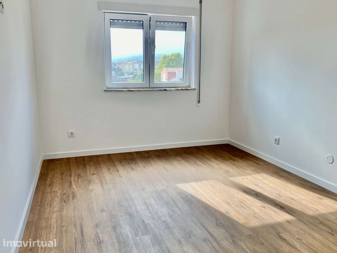 APARTAMENTO T2 TOTALMENTE RENOVADO EM MIRANDA DO CORVO - Grande imagem: 3/14