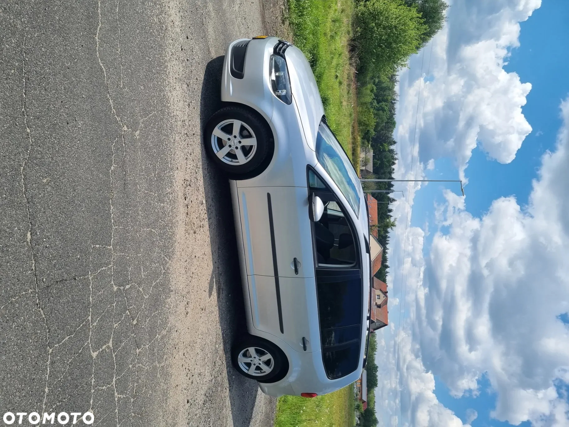 Volkswagen Touran 1.6 TDI DPF BlueMot Comfortline - 2