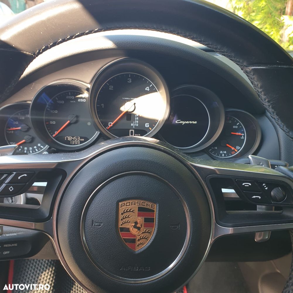 Porsche Cayenne 3.0 L - 7