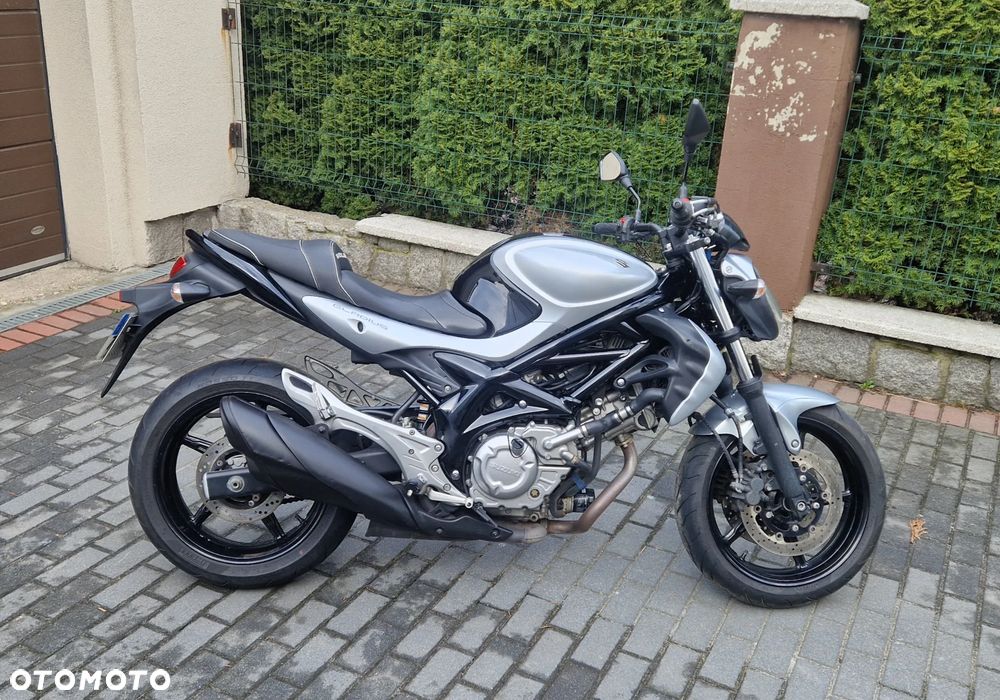 Suzuki Gladius - 1