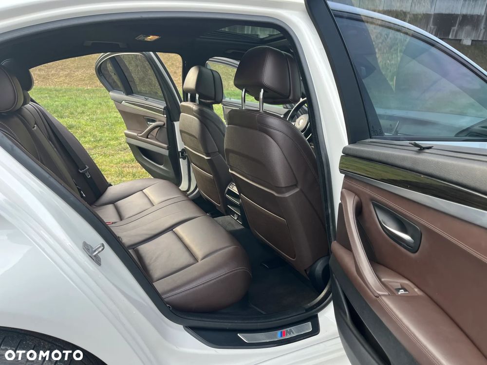 BMW Seria 5 550i xDrive - 32