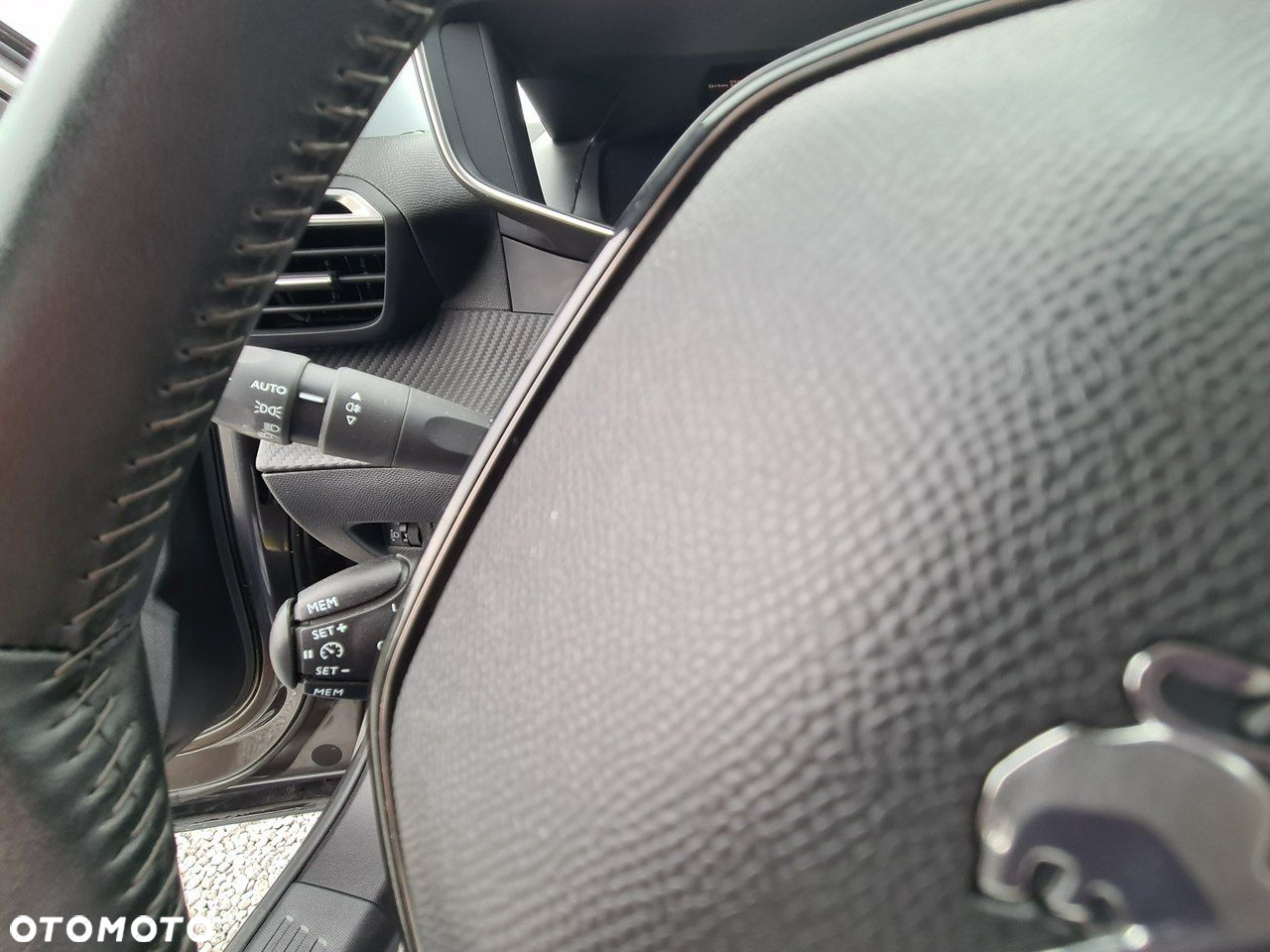 Peugeot 2008 1.2 PureTech Allure S&S - 24