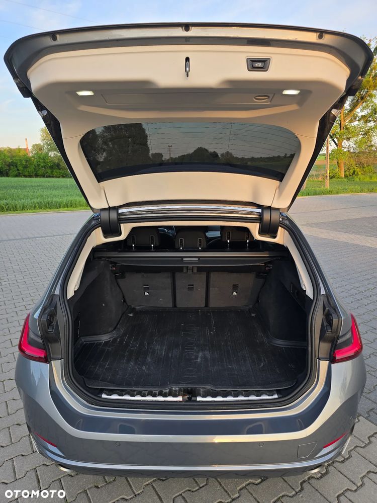 BMW Seria 3 318d mHEV - 16