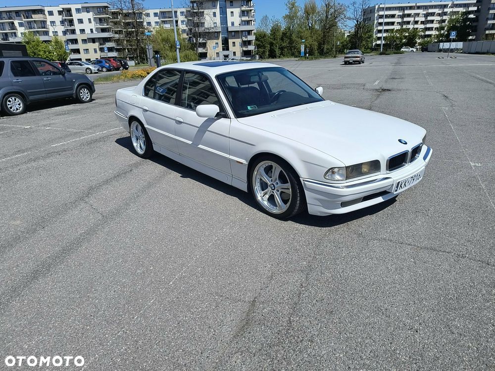 BMW Seria 7 740i V8 - 8