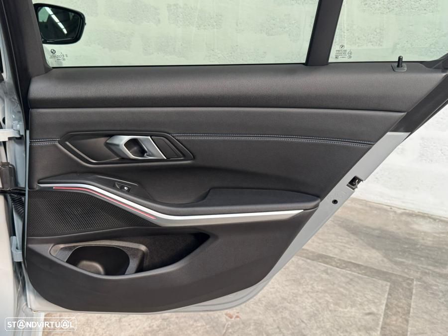 BMW 330 e Pack Desportivo M Auto - 38