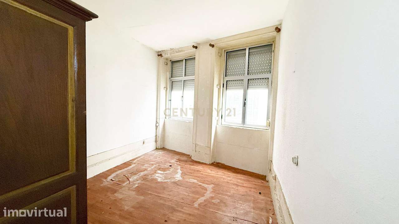 Prédio para Remodelar no Centro do Porto | 4 entradas independentes | - Grande imagem: 5/31
