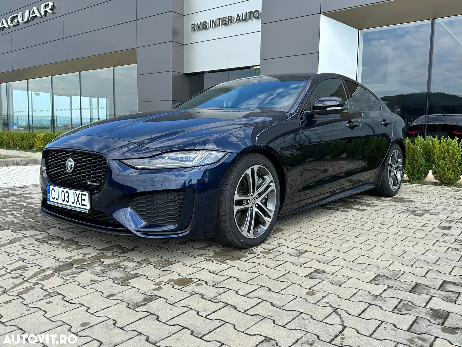 Jaguar XE P250 RWD R-Dynamic BLACK - 2