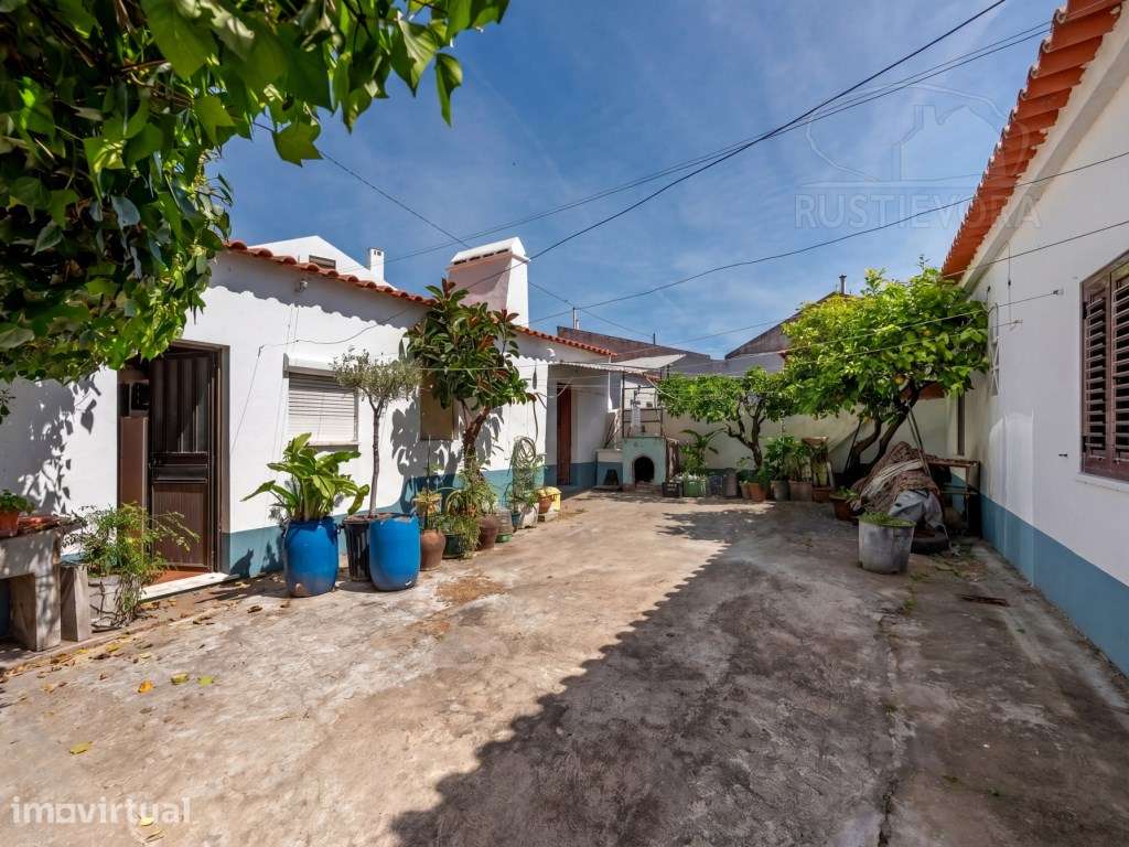 Moradia Unifamiliar r/chão com T4, 3 anexos no quintal e com acesso... - Grande imagem: 2/32