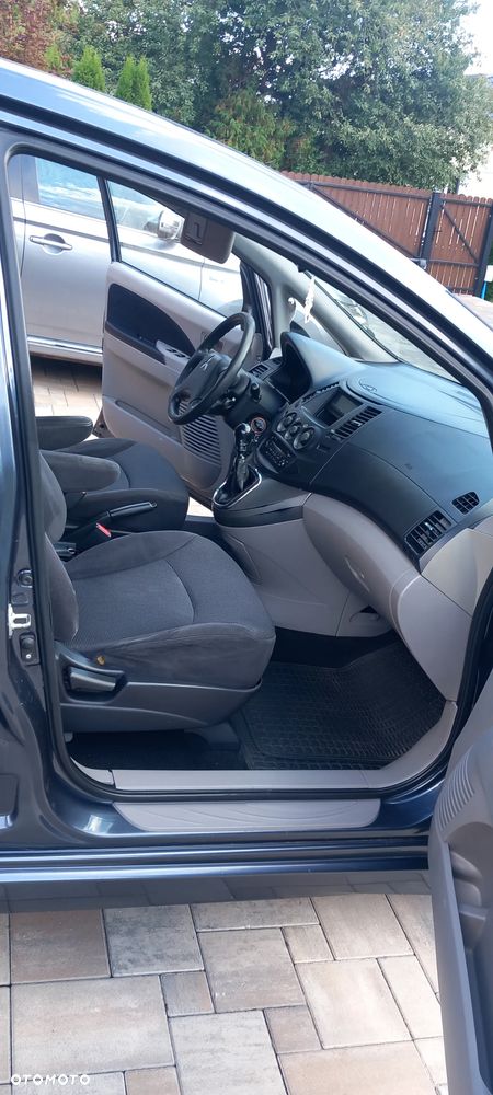 Mitsubishi Grandis - 6