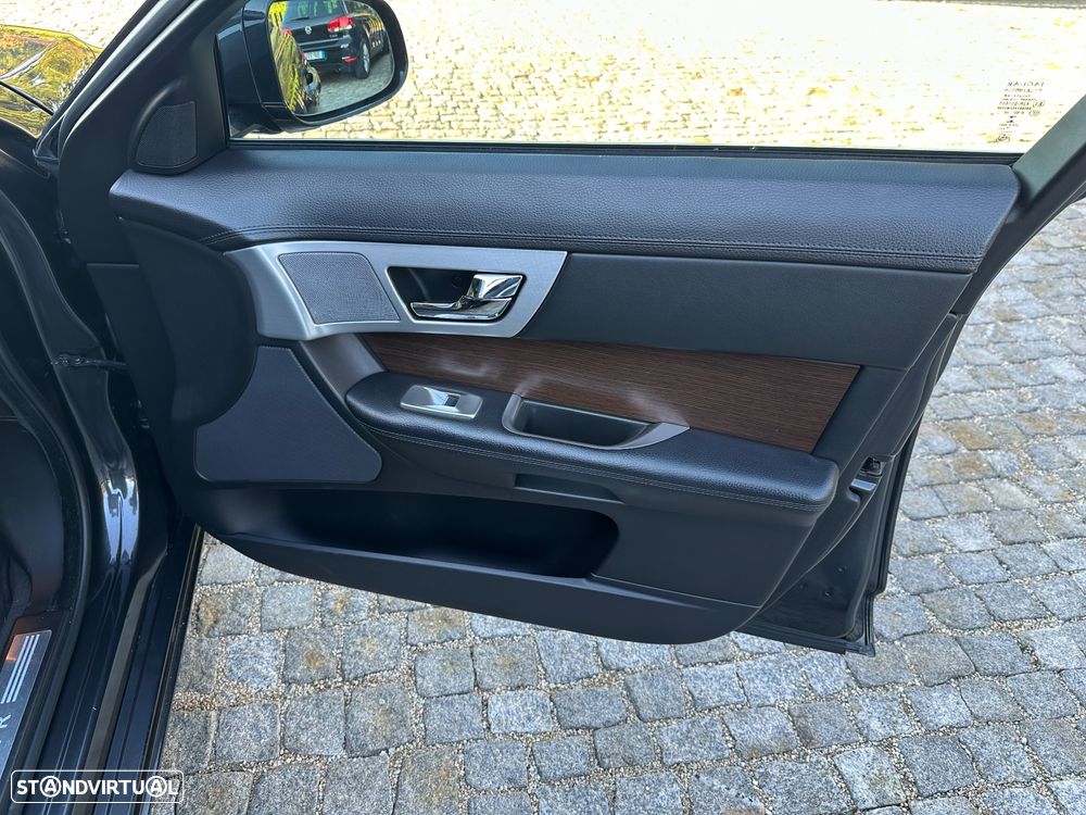 Jaguar XF 2.2 D Premium Luxury - 12