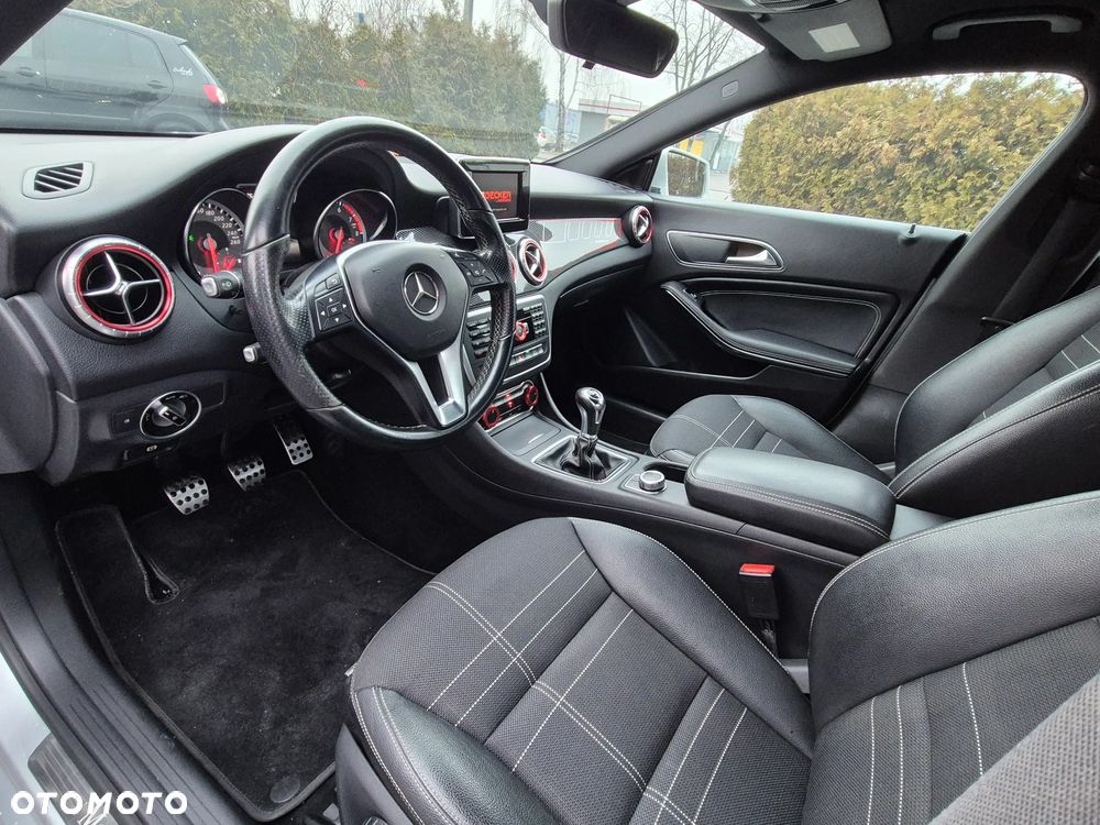 Mercedes-Benz CLA 180 AMG Line - 26