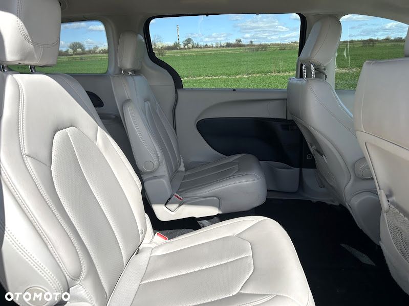 Chrysler Pacifica - 12