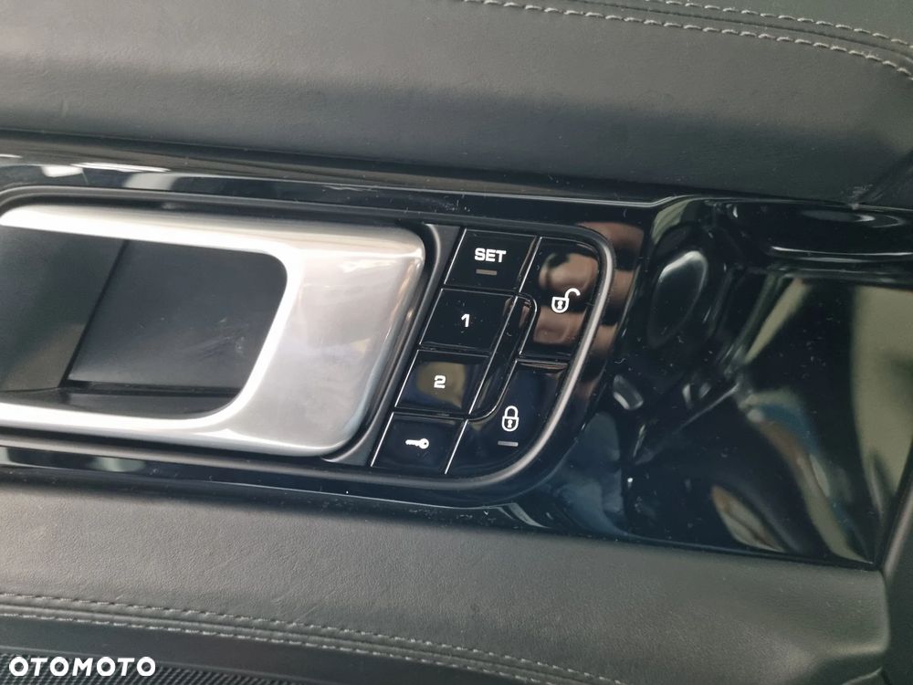 Porsche Panamera 4S Executive - 28