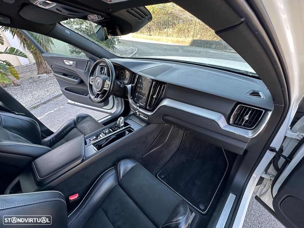 Volvo XC 60 2.0 T8 PHEV R-Design AWD - 26
