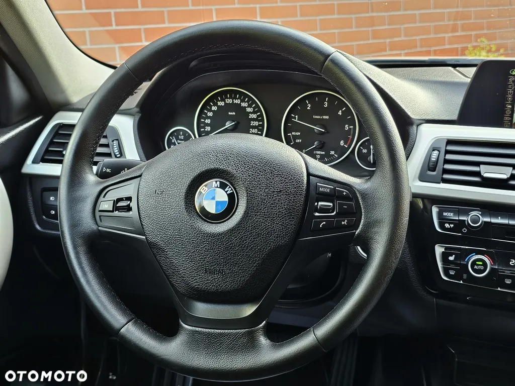 BMW Seria 3 318d Touring Sport Line - 34