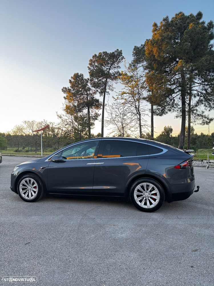 Tesla Model X 90D - 11