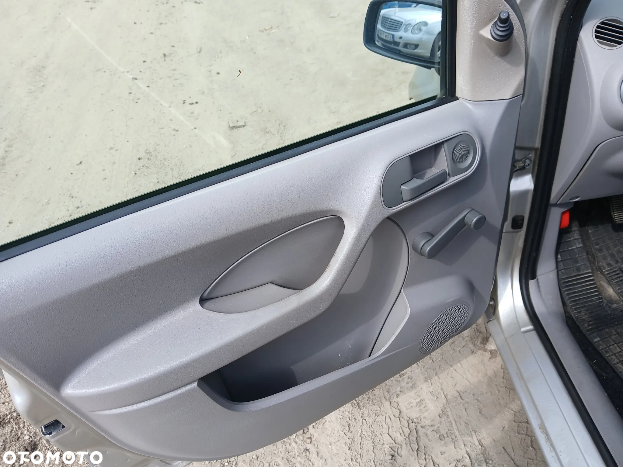 fiat panda II fotel fotele kanapa deska kokpit podsufitka boczek boczki klamka podłokietnik licznik - 2