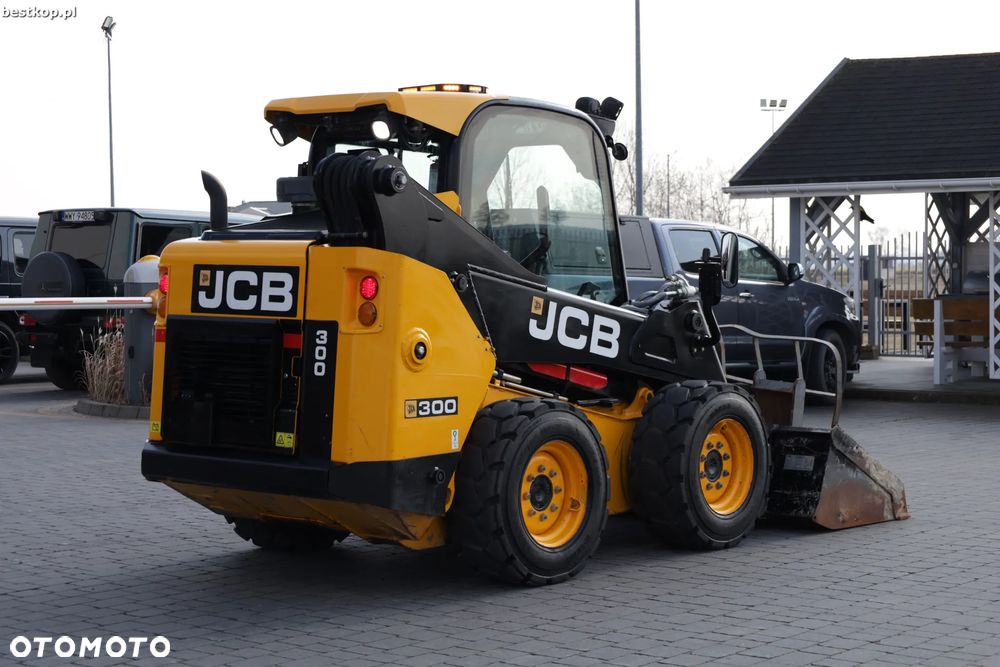 JCB 300 T4 Miniładowarka Skid steer - 4