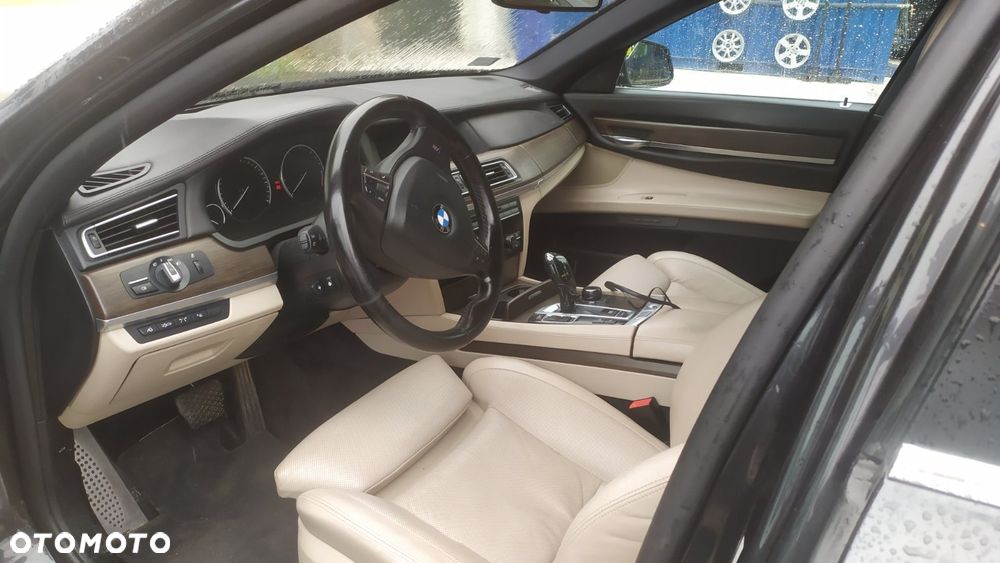BMW Seria 7 750i xDrive - 8